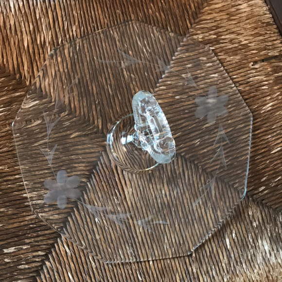 πΈπΊ Cake Plate Vintage & GORGEOUS- 1940 Hand etched daisy design. πΊπΈ - Picture 4 of 9